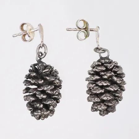 Ett par örhängen kottar, 33x11mm, lås i silver, (kottar oädel metall) 830/1000 silver Vikt: 6,1 g
