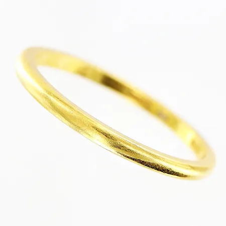Ring slät stl:19¼, bredd 2mm, gravyr, 23K Vikt: 3,1 g