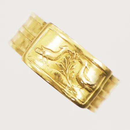 Ring med mönsterdekor stl:19, bredd 7,2-8,7mm, omarbetad 20K Vikt: 3,2 g