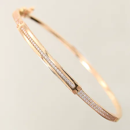 Stelt armband med vita stenar Ø65mm öppningsbart 18K Vikt: 6,4 g