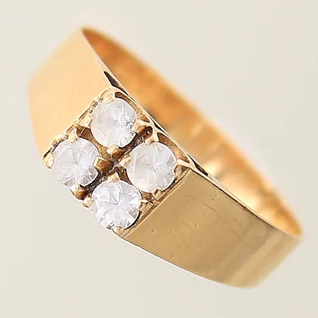 Ring med vita stenar stl:17½ bredd 3-6,2mm gravyr 18K  Vikt: 2,7 g