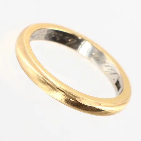 Ring slät stl:15½ bredd 2mm, gravyr, 18K Vikt: 3,2 g