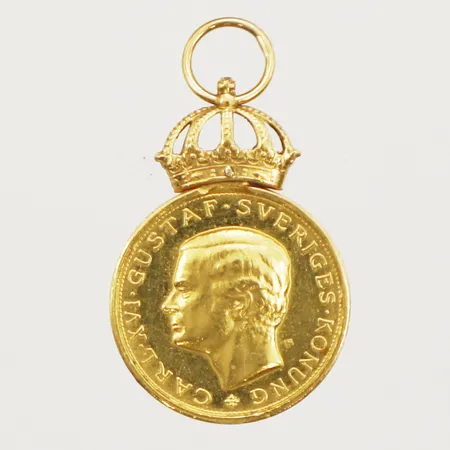 Minnesmynt Kung Carl Gustaf XVI med ram och krona i 18K Ø15mm 26mm gravyr 23K Vikt: 4,3 g