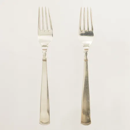 Två Förrättsgafflar modell Rosenholm längd ca 13,5cm, Guldsmedsaktiebolaget I Stockholm, år 1944, silver 830/1000. Vikt: 40,2 g