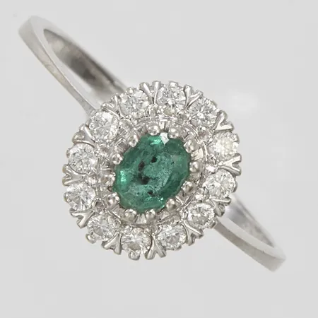 Karmoséring med smaragd ca 5 x 3,5mm samt diamanter 12 x ca 0,02ct stl 19, bredd 1-10,5mm, liten skada i smaragd, vitguld, 18K Vikt: 2,7 g