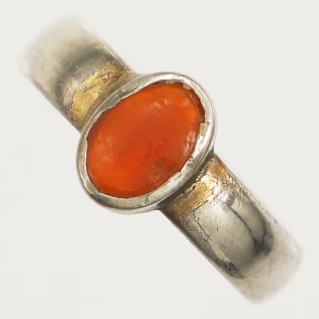 Ring med orange sten stl 18, bredd 5-14mm, bruksslitage, silver 830/1000. Vikt: 3,7 g