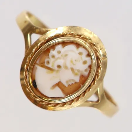 Ring med Camé Guldfynd stl 18, bredd ca 2-13mm, skev, 18K Vikt: 1,8 g