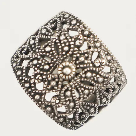 Ring med filigranarbete stl:16, bredd 3,8-17mm Silver 925/1000 Vikt: 6,9 g