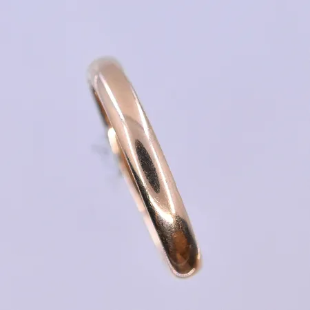 Ring stl:19¾, bredd 3 mm graverad 18K. Vikt: 3,5 g
