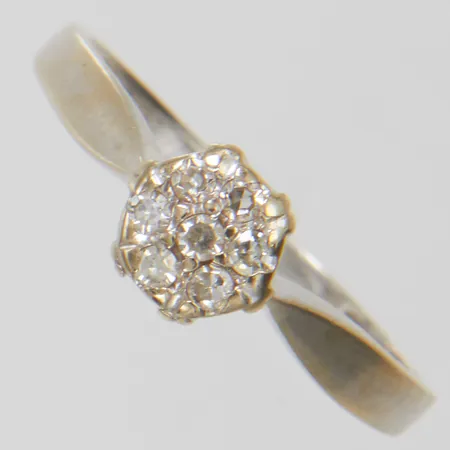 Ring med diamanter 7 x ca 0,02ct stl 18½, bredd 1,5-6,5mm, vitguld, 18K Vikt: 3,4 g