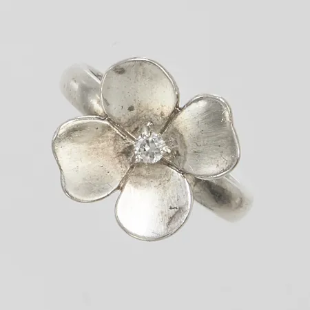 Ring med vit sten blommönster stl 17, bredd 3-13mm, missfärgningar, silver 925/1000 Vikt: 3,8 g