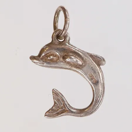 Hänge delfin längd inkl ögla ca 22mm, bredd ca 2-15mm, 925/1000 silver  Vikt: 2,2 g