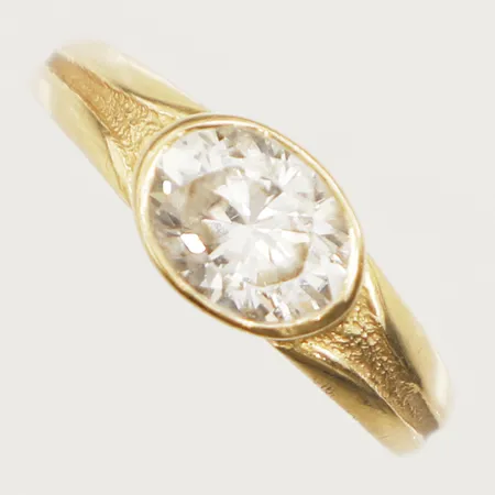 Ring med vit sten stl 17¼, bredd 2-7mm, BEH Bengt Hallberg Guldsmeds AB, Köping år 1988, 18K. Vikt: 2,6 g