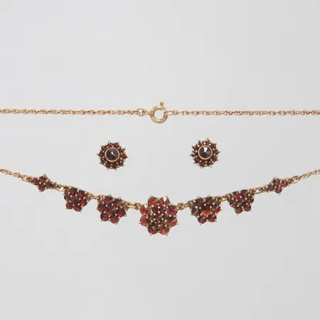 Collier samt örhängen med granater, längd på kedja 42cm, bredd 2-13mm, örhängen Ø9,5mm, förgyllt silver, ostämplade, snurrebussar i oädel metall, bruttovikt: 11,7g