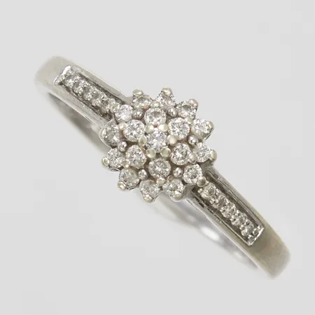 Ring med diamanter 19 x ca 0,01ct + 10 x ca 0,005ct stl 18½, bredd 1,5-7,5mm, vitguld, behöver omrodieras, 14K Vikt: 2,4 g