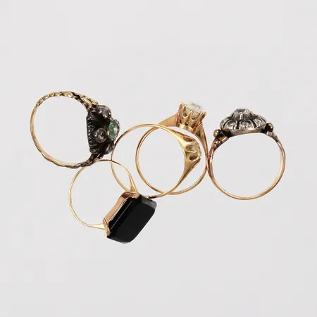 5 Ringar med stenar, slitage, varav 2 ringar med fattningar i silver, 18K Vikt: 17,1 g