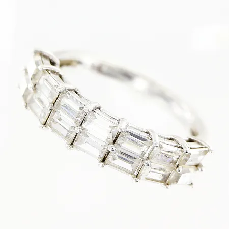 Ring stl:19 bredd 2,5-5,5mm, vita stenar, silver 925/1000. Vikt: 3,4 g