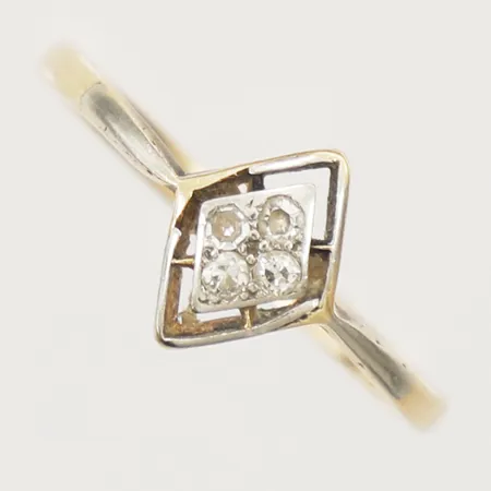Ring med gammalslipade diamanter 4 x ca 0,02-0,03ct, stl:17½ bredd 2,1-10,2mm, vitguldsdetaljer 18K Vikt: 2,3 g