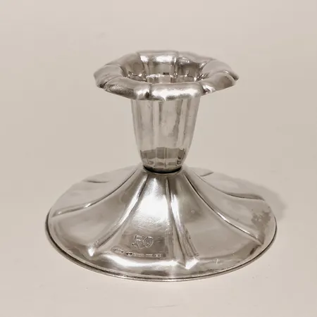 Ljusstake höjd ca 6cm botten i metall, gravyrer Silver 813/1000 Vikt: 62,9 g
