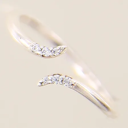 Ring med vita stenar stl:17 bredd 1,4-6,5mm silver 925/1000 Vikt: 1,2 g