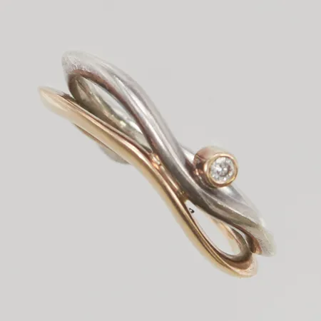 Ring diamant ca 0,05ct stl:17¾, en skena i 18K guld, en skena i 925/1000 silver, 4,4g.