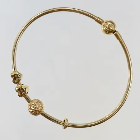 Armband med berlocker innermått ca 60mm, bredd ca 2,3-8mm, något skev, 18K Vikt: 8 g