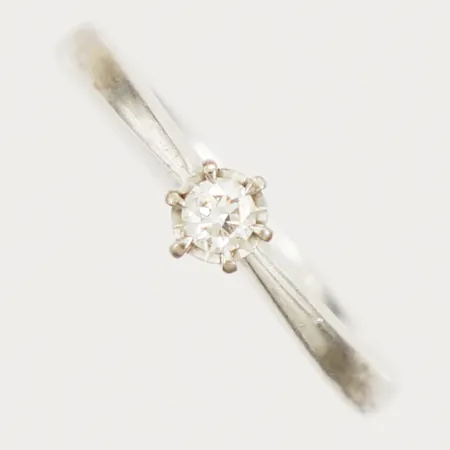 Ring med diamant ca 0,09ct stl:16, bredd 2,2mm vitguld, GHA 18K Vikt: 2,5 g