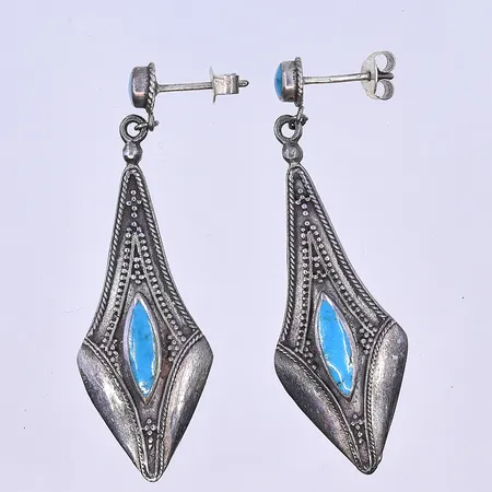 Örhängen med troligen turkoser längd 54 mm, bredd 17 mm silver 830/1000. Vikt: 9,2 g