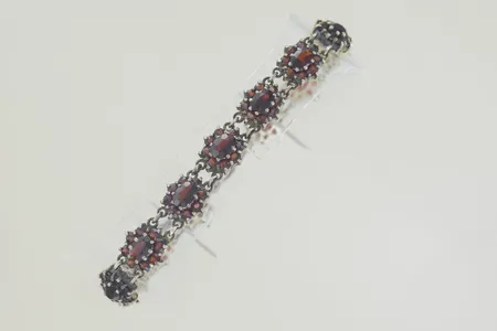 Armband med granater längd 18 cm bredd 10 mm, silver Vikt: 14,6 g