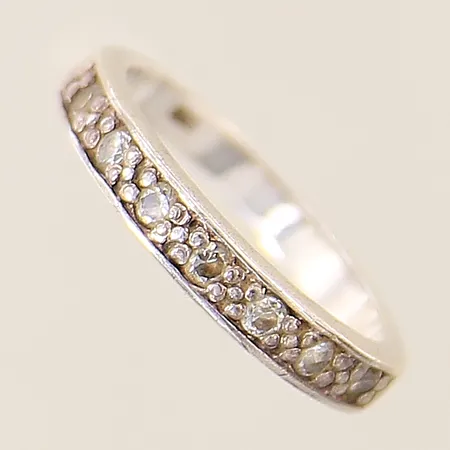 Ring med vita stenar stl:15¾ bredd 2,5-3,5mm silver 925/1000 Vikt: 2,2 g