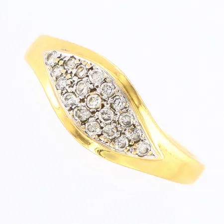 Ring diamanter 19st totalt 0,25ctv stl:18 bredd 2-8mm 18K. Vikt: 3,4 g