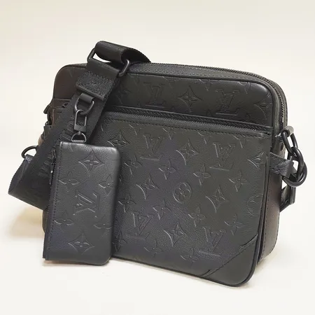 Väska Louis Vuitton Trio Messenger Bag, monogram canvas, mått 25 x 18,5 x 7cm, modellnr M46602, kalvskinn läder, kvitto från Rom Italien daterat 2024, dustbag, låda, påse, nypris 29 100kr