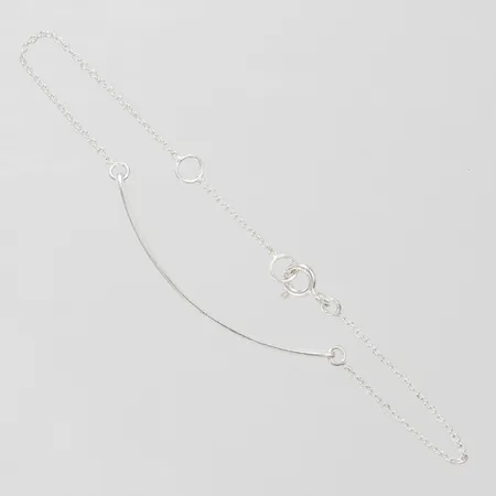 Armband med bricka längd ca 17cm, bredd 1-4mm, repor på bricka, silver 925/1000 Vikt: 1,8 g