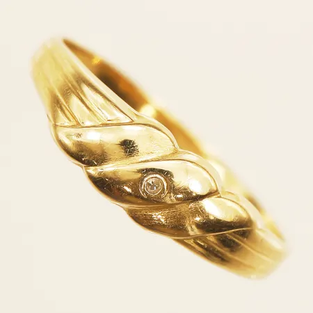 Ring med diamant ca 0,0025ct stl:17¼, bredd 1,7-5,3mm, något skev skena, 18K Vikt: 1,4 g