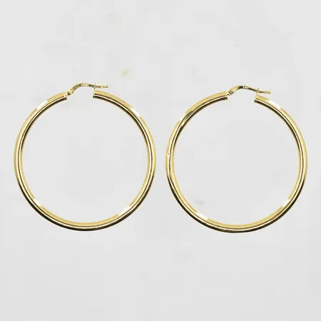 Ett par örhängen Ø46 mm, bredd 3 mm, ett fåtal bucklor, 18K. Vikt: 3,4 g