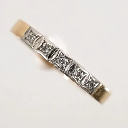 Ring med diamanter 5 x ca 0,01ct stl: 15¾ 18k Vikt: 2,1 g