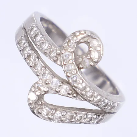 Ring med vita stenar stl 16½ bredd 3-15mm silver 925/1000 Vikt: 3,4 g