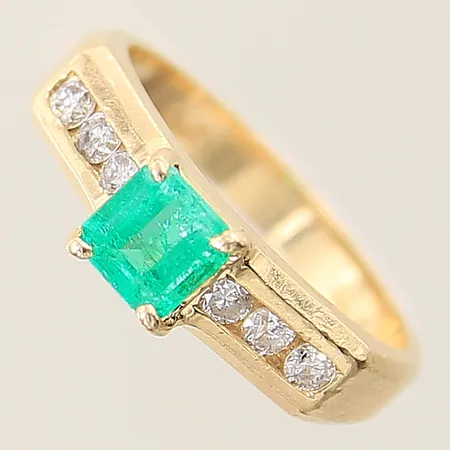 Ring med smaragd samt diamanter 6x ca 0,04ct stl:17 bredd 2,9mm, repig skena 14K  Vikt: 3,6 g