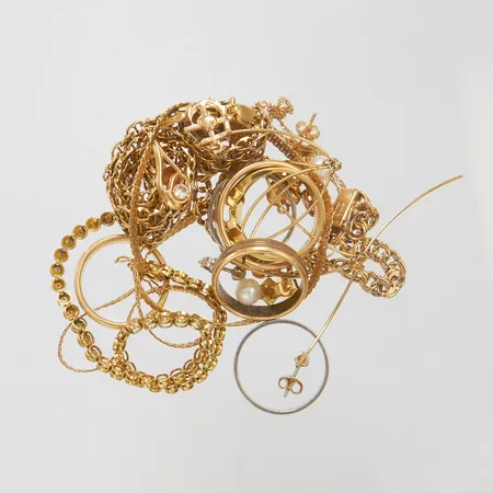 Diverse guld, stenar, pärlor, defekter, missfärgningar, personliga gravyrer, 18K, bruttovikt: 85,1g Vikt: 85,1 g