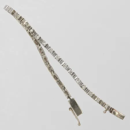 Armband med diamanter 27 x ca 0,02ct längd 17,5cm, bredd 3mm, vitguld, 18K Vikt: 10,1 g