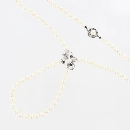 Collier med odlade pärlor, längd:70cm, silverklämma med safirer samt pärla ca20x28mm, lås i silver 925/1000,