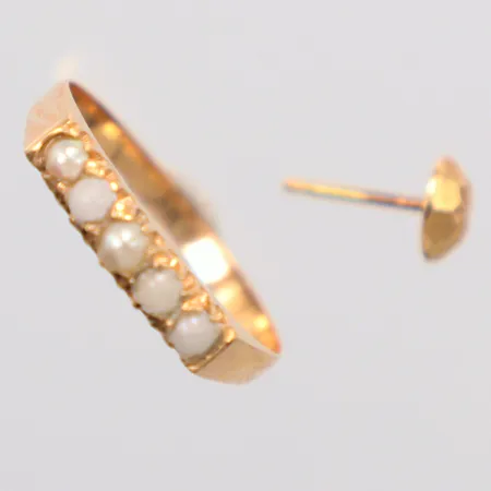 Parti guld, ring stl. 18¾, pärlor Ø3,3mm, ett udda örhänge utan stopp Ø6mm, 18K Vikt: 2,4 g