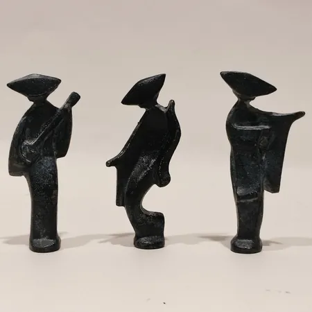 Tre figuriner geishor i gjutjärn, höjd ca 10,5cm.