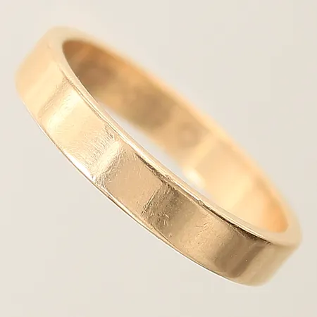 Ring slät stl:19¾ bredd 4mm Schalins gravyr 18K  Vikt: 5,9 g