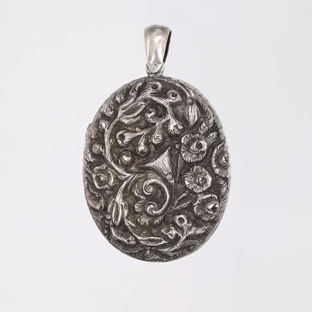 Medaljong mönstrad 29x48mm inklusive hängöglan ostämplat silver  Vikt: 9,6 g
