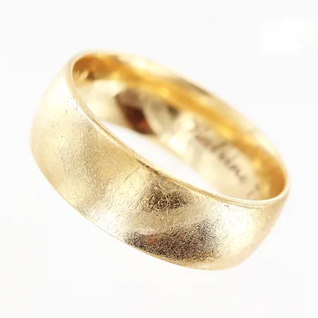 Ring slät stl:18¼, bredd 6,5mm, tunna repor, gravyr, 9K  Vikt: 5,4 g