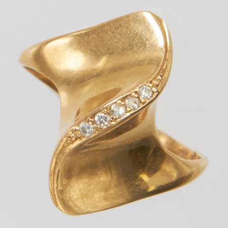 Ring med diamanter 0,05ctv enligt gravyr stl 17¼, bredd 2-18,5mm, 18K Vikt: 3,1 g