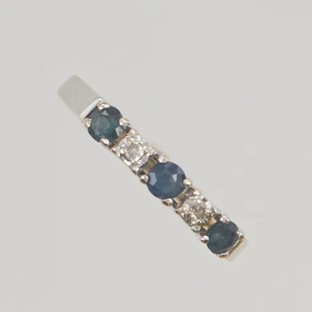 Ring med diamanter 2x ca 0,0015ct stl:17¼ bredd 2mm safirer 18K 2,1g.