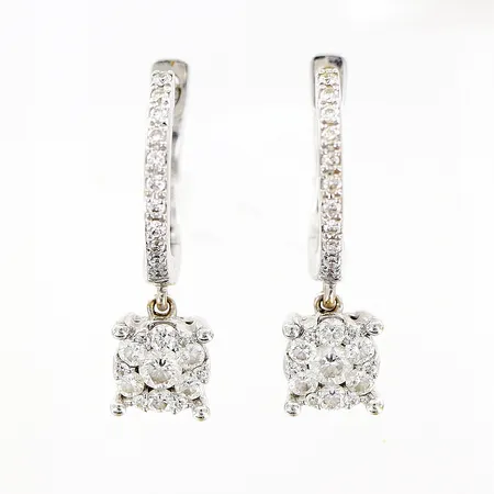 Örhängen vitguld med diamanter 34 x ca 0,005ct, 12 x ca 0,01ct, 2 x ca 0,04ct, längd 20mm, bredd 1,2-5mm, 18K Vikt: 3,1 g