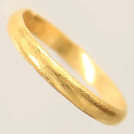 Ring bucklig graverad 23K  Vikt: 3,8 g